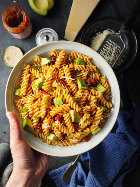 салат из пасты - pasta directly above fusilli food стоковые фото и изображения