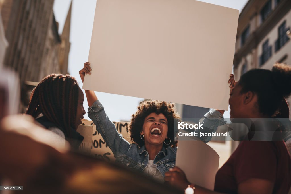 Groupe d’activistes démontrant sur route - Photo de Manifestation libre de droits