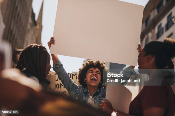 Photo libre de droit de Groupe Dactivistes Démontrant Sur Route banque d'images et plus d'images libres de droit de Manifestation - Manifestation, Signalisation, Femmes