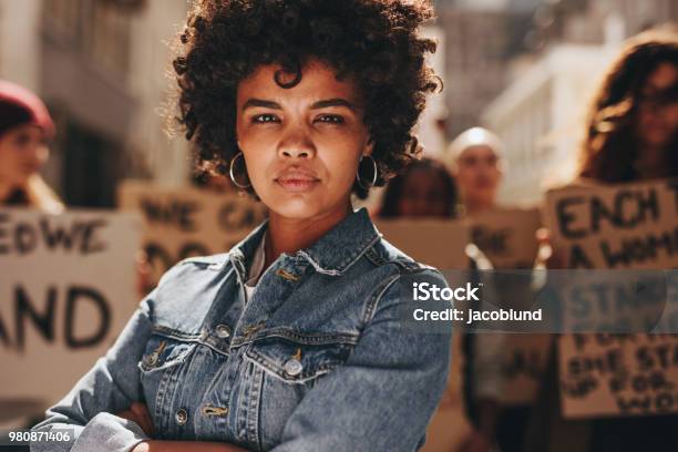 Donna Che Protesta Con Gruppo Di Attivisti - Fotografie stock e altre immagini di Dimostrazione di protesta - Dimostrazione di protesta, Donne, Sicurezza di sé