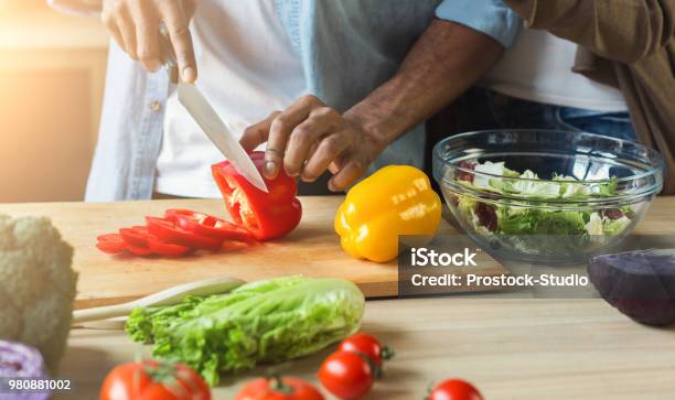 Foto de Homem Negro Preparar Salada De Legumes e mais fotos de stock de Cozinhar - Cozinhar, Legume, Alimentação Saudável