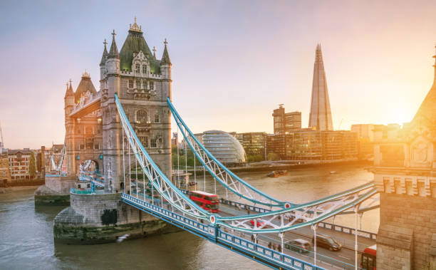 le pont de la tour de londres au lever du soleil sur une journée d’été ensoleillée - london england sunlight morning tower bridge photos et images de collection