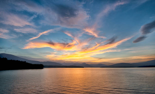 dorado atardecer en el embalse de ashoka en nueva york. - sunset dusk mountain reservoir fotografías e imágenes de stock