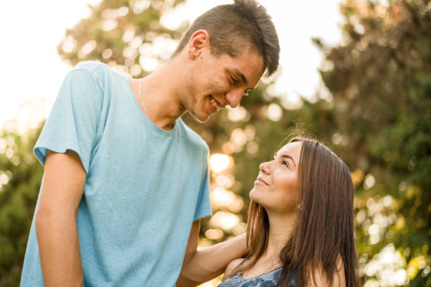 pareja adolescente un tiempo de calidad en el parque - bajo estatura humana fotografías e imágenes de stock