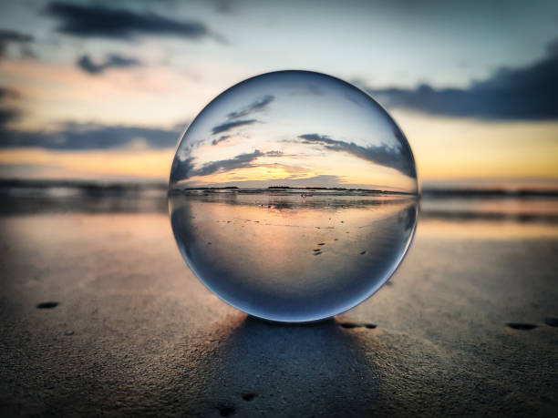 ver o nascer do sol através de uma bola de lente - riviera romagnola - focus - fotografias e filmes do acervo