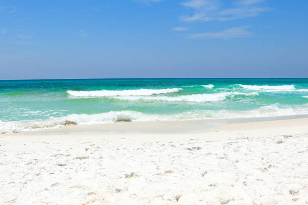 soleggiata giornata estiva in spiaggia a destin, florida - costa del golfo degli stati uniti damerica foto e immagini stock