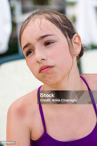 Natte Meisje Een Zwembroek Is Huilen In Een Pool Stockfoto en meer beelden van Activiteit - iStock