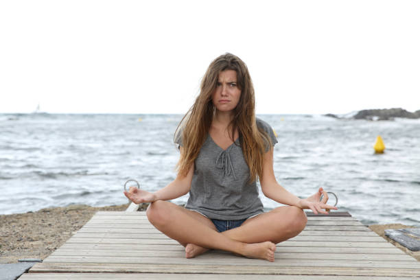 destacó la chica tratando de hacer ejercicios de yoga - infame fotografías e imágenes de stock