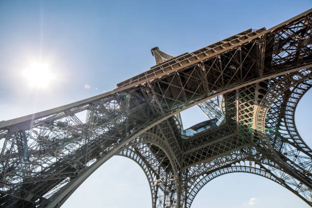 low angle blick auf eiffelturm in paris, frankreich - clear sky low angle view eiffel tower paris france stock-fotos und bilder