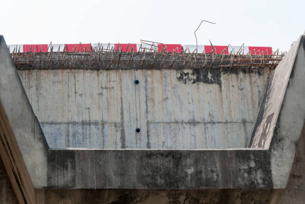 am ende weg von der stadt-autobahn-brücke. - bridge incomplete construction building activity stock-fotos und bilder