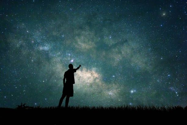 explorer auf der suche nach star am himmel in der nacht - sternenkind stock-fotos und bilder