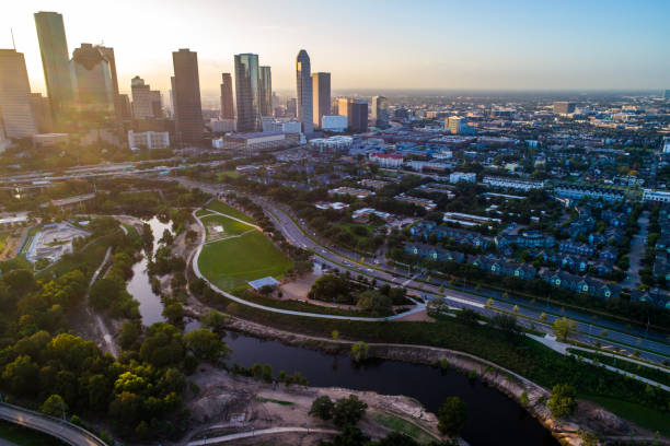 vista aerea del drone che cattura l'alba sopra buffalo river bayou houston texas skyline cityscape - buffalo bayou foto e immagini stock