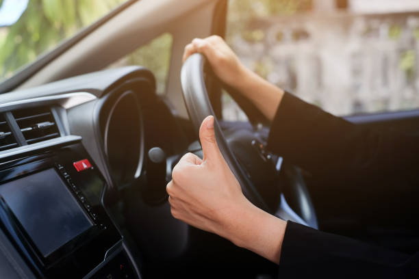 fermer la main femme montrant le pouce vers le haut par la fenêtre de la voiture pour la sécurité et l’assurance du concept de conduite. - avenue photos et images de collection