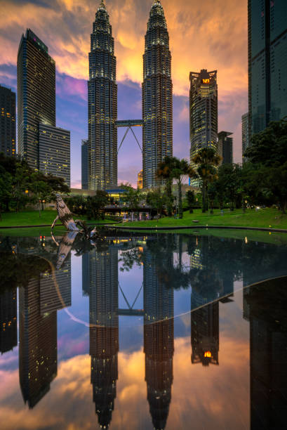 kuala lumpur, malaysia - 17. august 2017: petronas twin towers (liebevoll bekannt als klcc) und den umliegenden gebäuden bei sonnenuntergang gesehen aus dem park-dach. - sky dramatic sky cloudscape passion stock-fotos und bilder