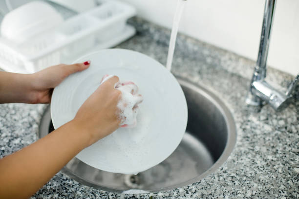 istock Woman washing dishes 981010326
