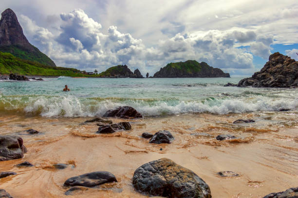 istock Tourist having fun in Fernando de Noronha beach. 981034828