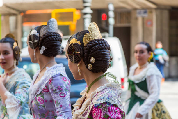 mężczyźni, kobiety i dzieci noszą tradycyjne stroje - period costume obrazy zdjęcia i obrazy z banku zdjęć