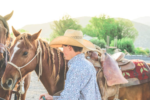 kowboj dostaje jego koń gotowy do rodeo - 7947 zdjęcia i obrazy z banku zdjęć