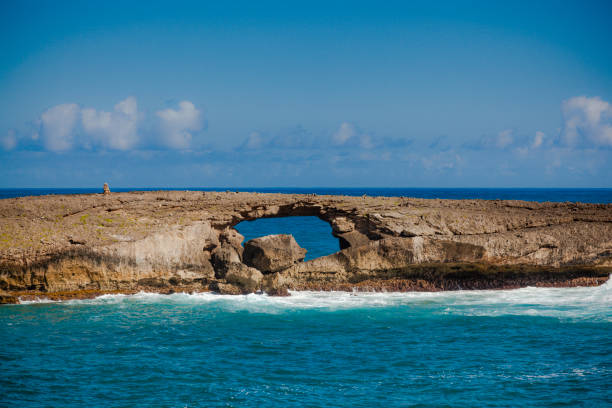 la'ie point naturalny łuk, wyspa oahu, wyspy hawajskie - north shore hawaii islands usa oahu zdjęcia i obrazy z banku zdjęć