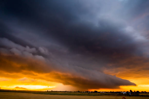 istock Extreme Weather Shelf Cloud at Dusk 981091380