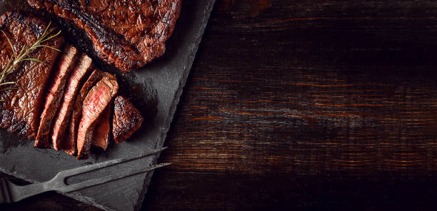 стейки из свежего мяса - steak grilled beef plate стоковые фото и и�зображения