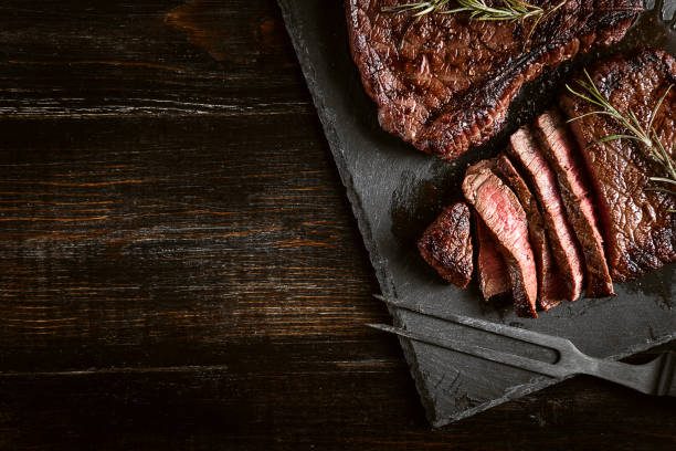 steaks van vers vlees - barbecue maaltijd fotos stockfoto's en -beelden