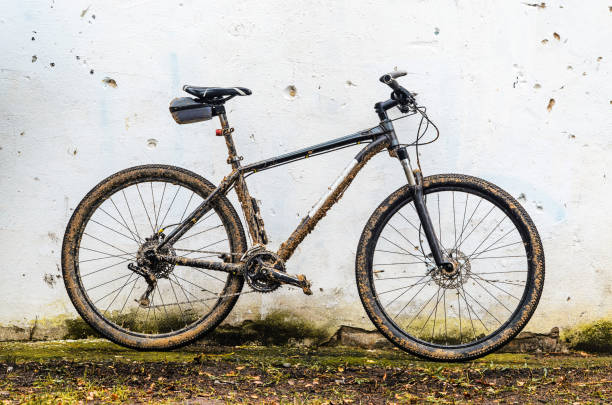 istock Dirty Mountain Bike 981107654