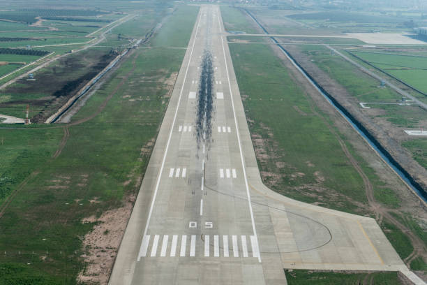 pilot's pow airport runway - pista de aeroporto imagens e fotografias de stock