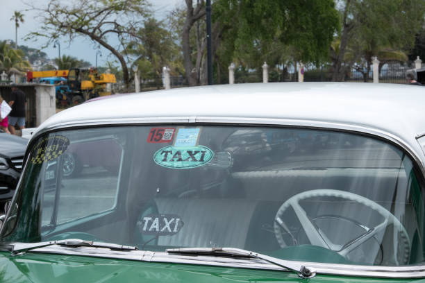 voitures américaines classiques comme un taxi à la havane à cuba. voiture classique taxi stationné à habana vieja. taxi stationné dans la vieille ville havane. - cuba car chevrolet havana photos et images de collection