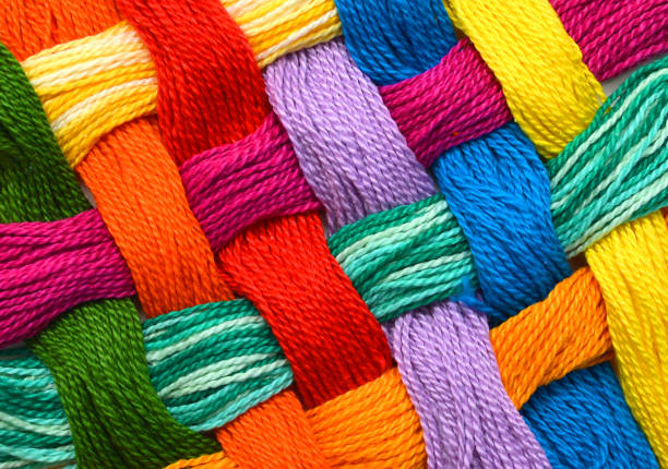 fundo de treliça padrão colorido da linha do bordado - sewing thread colors multi colored - fotografias e filmes do acervo