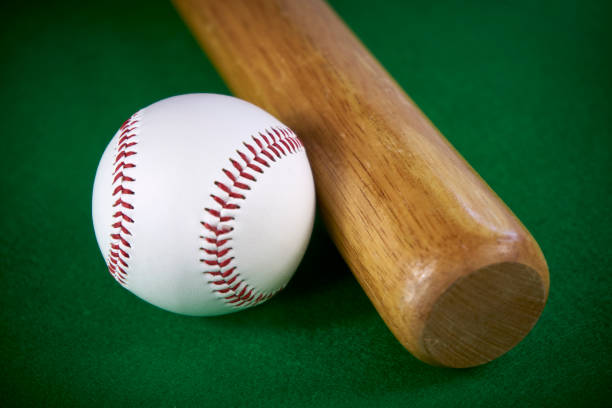 緑のフェルト背景に隔離された白い野球ボールと木製のバット - baseball baseball bat bat isolated ストックフォトと画像