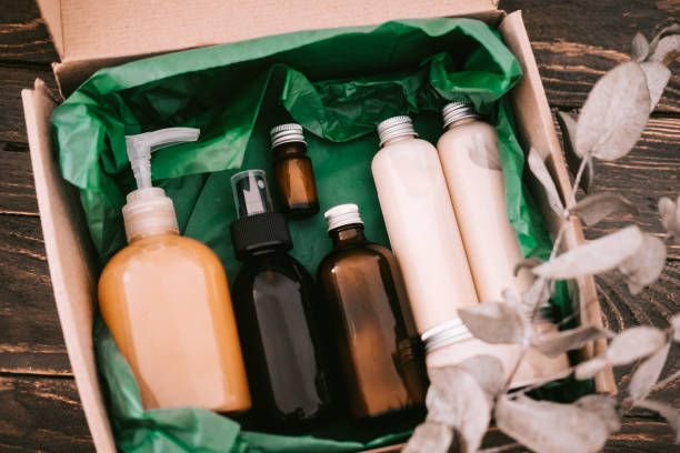 caja de belleza con botellas de cosméticos naturales - red hair fotografías e imágenes de stock