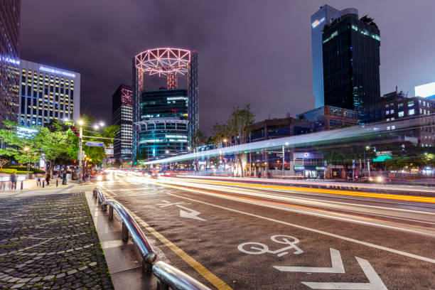 circulation en ville pendant la nuit avec tour jongno corée du sud séoul - royal observatory photos et images de collection