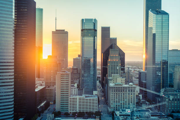 horizonte de houston, texas - houston texas skyline texas office building fotografías e imágenes de stock