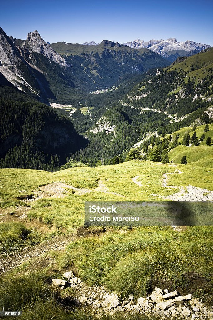 Paisaje de Alpine a las montañas, alpes dolomíticos Italia al valle nadie - Foto de stock de Alpes Dolomíticos libre de derechos