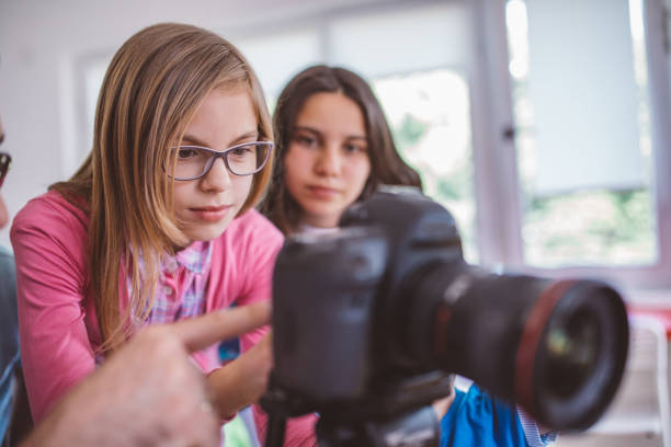 istock Girl teaching how to use camera 981186068