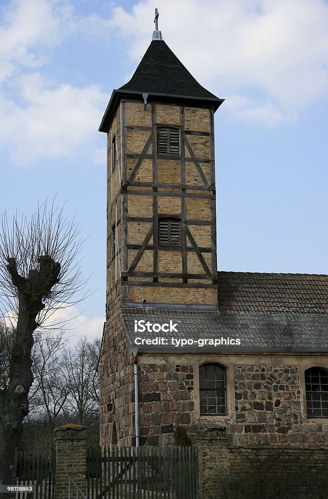 Маленькая Fieldstone Церковь - Стоковые фото Башня роялти-фри