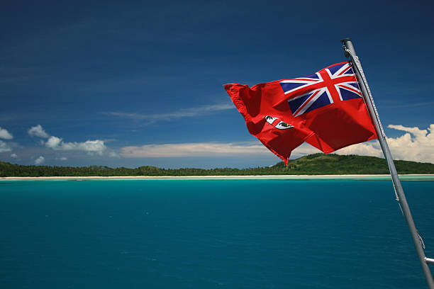 Bandeira de Fiji a voar sobre a Lagoa Azul - fotografia de stock