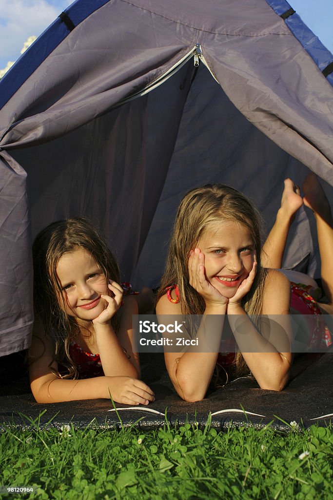 Dos hermanas campamento - Foto de stock de Aire libre libre de derechos