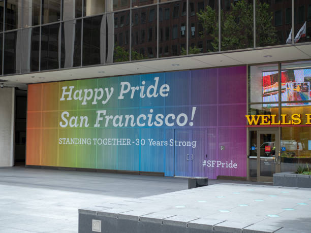 sucursal de wells fargo mostrando mensaje sf gay pride - homosexual gay pride business rainbow fotografías e imágenes de stock