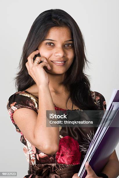 Photo libre de droit de Femme Daffaires Indienne Parler Sur Téléphone Portable banque d'images et plus d'images libres de droit de Adulte