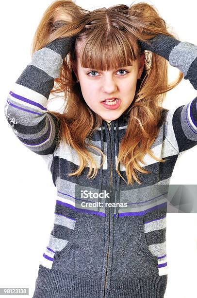 Angry Teen Disarranging Seu Cabelo - Fotografias de stock e mais imagens de Adolescente - Adolescente, Adolescência, Agressão