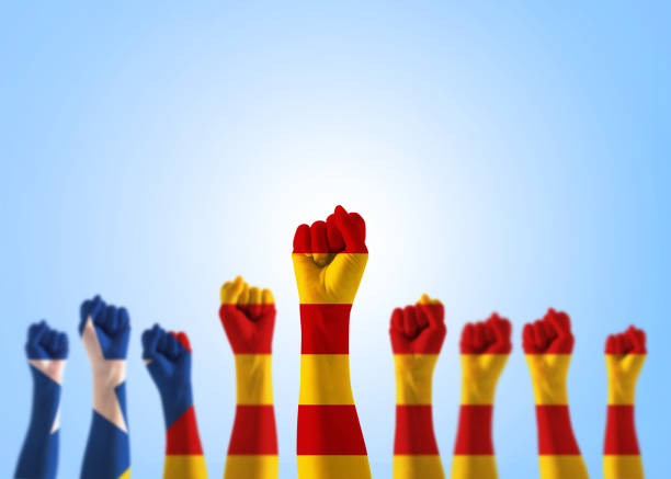 katalanische separatismus konzept mit senyera estelada (östliche katalanisch) lone star flagge auf menschen hand fäuste (isoliert auf blauem himmel, clipping-pfad) catalonia unterstützer für die nationale unabhängigkeit - catalonia success confidence flag stock-fotos und bilder
