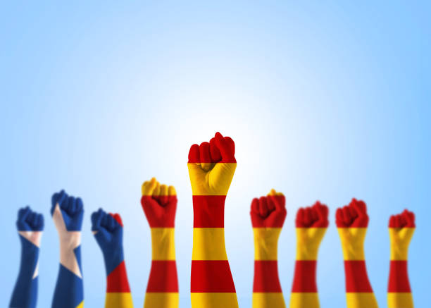 concepto de separatismo catalán senyera estelada (catalán oriental) bandera estrella solitaria a mano puños (aislado en cielo azul, trazado de recorte) cataluña los partidarios popular de la independencia nacional - catalonia success confidence flag fotografías e imágenes de stock