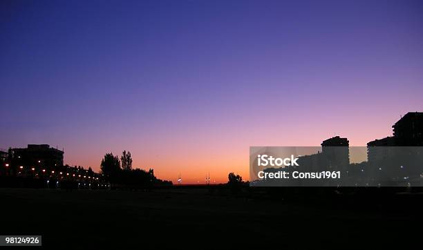 Twilight En La Ciudad Foto de stock y más banco de imágenes de Anochecer - Anochecer, Color - Tipo de imagen, Comunidad Autónoma de Cataluña