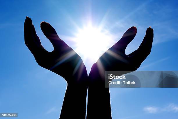 Sole In Mani - Fotografie stock e altre immagini di Paradiso - Paradiso, Tendere la mano, Accudire