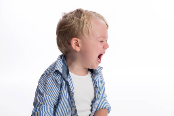 menino de 2 anos chorando - tantrum toddler child crying - fotografias e filmes do acervo