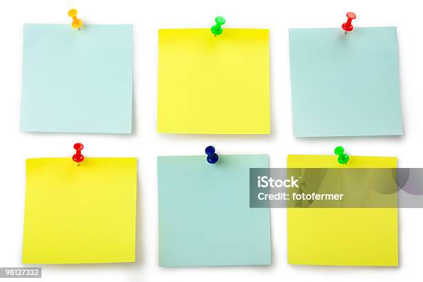 Seis Autocolantes De Notas Com Thumbtacks - Fotografias de stock e mais imagens de Amarelo - Amarelo, Azul, Branco