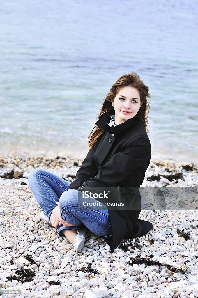 Девушка отдыха рядом с морем - Стоковые фото Береговая линия роялти-фри