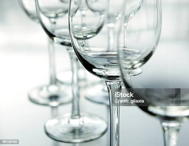列の空の Wineglasses ます - ワイングラスのストックフォトや画像を多数ご用意 - ワイングラス, 清潔, カラー画像
